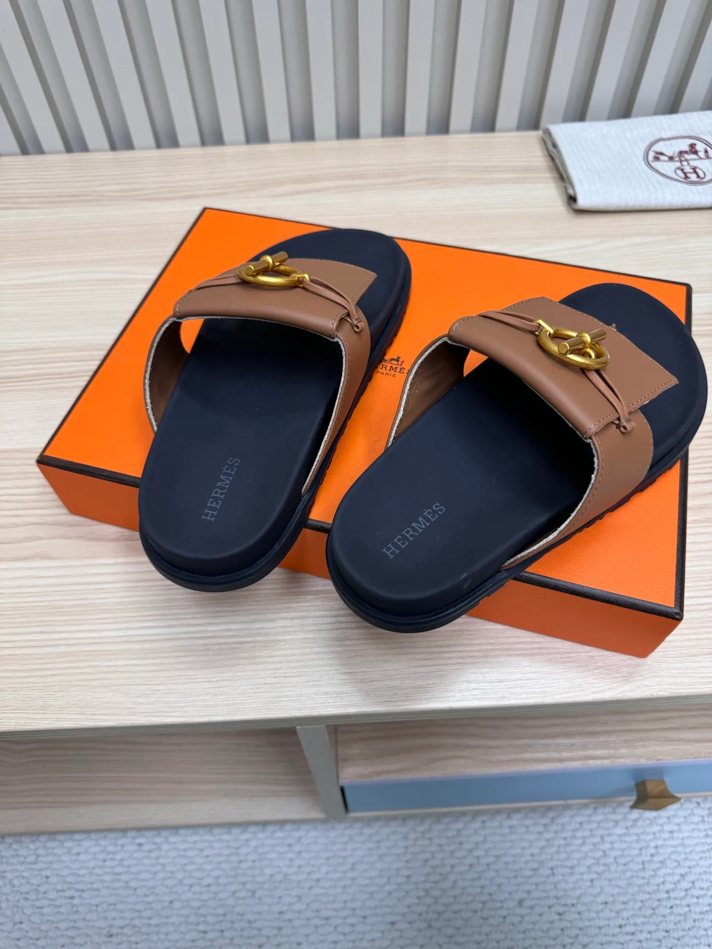 👟👟Ex-factory price 502👟👟Hermes🐎The extremely popular couple’s slippers/the latest hardware buckle sandals and slippers, paired with various colorful socks, so trendy!  ———————— Upper: imported cowhide/sheep leather/cloth/palmprint leather lining: imported cowhide/sheepskin outsole: Tpu non-slip and wear-resistant outsole Female size: 35-42 (40.41.42 non-returnable and non-exchangeable) Male code: 39-45 (45 non-returnable and non-exchangeable)